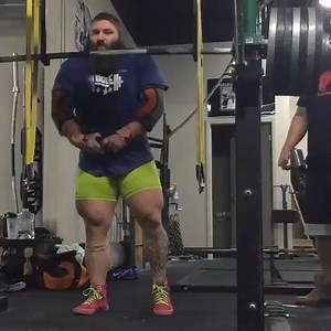 We don't even lift. @quadslikerobb squatting 720 for a triple. | Muscle and Brawn