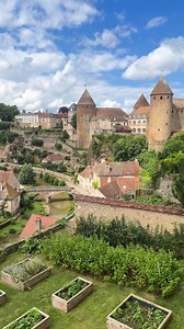 📍 Un décor médiéval hors du temps, perché sur son éperon rocheux, entouré de remparts impressionnants et traversé par l’Armançon… Semur-en-Auxois, c’est l’histoire à ciel ouvert ✨ Flâner dans ses ruelles pavées, passer sous la Porte Sauvigny, admirer la collégiale Notre-Dame, profiter de ses petits commerces et de son ambiance conviviale… Ici, chaque coin de rue a quelque chose à raconter ! Et aujourd’hui, Semur a besoin de vous ! 💛 🏆 Elle est en compétition pour être le prochain “Village Pré