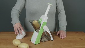 The safe mandoline with adjustable thickness of slices. Une mandoline sécuritaire qui permet d'ajuster l'épaisseur des tranches. | Starfrit | Facebook