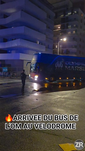🔥 Le bus de l'Olympique de Marseille arrive sous escorte au stade Vélodrome pour ce choc en Ligue 1 face au RC Lens 🔥 🎥 Zone Racing #RCLens #olympiquedemarseille #TeamLens #TeamOM #marseille #lens #RCL #OMRCL #Ligue1 | RC Lens