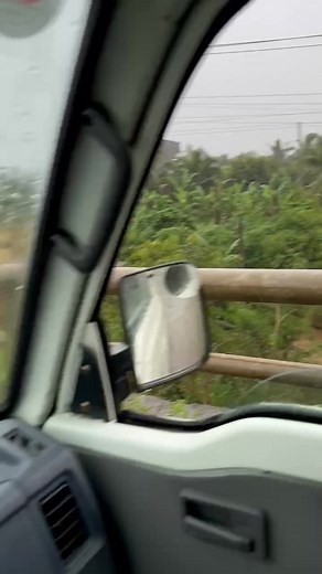 Em còn nhớ, ngày trước thầy dạy Địa Lý có nói "Nếu ở mình (Đăk Lăk) mà ngập thì cả nước chìm trong biển nước." Nay nó thành sự thật luôn rồi. Thật may là em quyết định rất nhanh khi cảm giác không an toàn tới, em cho nhân viên nghỉ và ngưng tất cả các đơn hàng. | Vân Lê