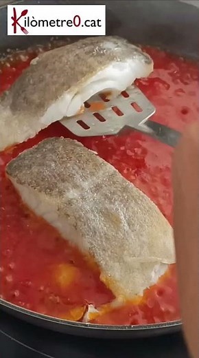 Bacalao con tomate, fácil, rápido y delicioso.
