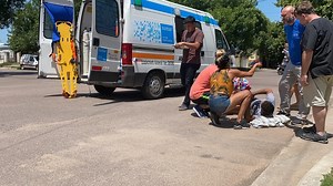 Grave accidente en calle 104 y 101 entre una moto y un auto, "El chico de la moto voló como 8 metros"-Video y fotos