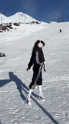 Video van Jemma (@jemma.nas) over walk a mile in these louboutins