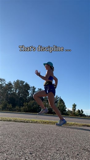 Zone 2 ⬇️ 📍 Develops your aerobic engine 📍 Trains your body to utilize fat as a primary fuel source 📍 Enhances endurance and recovery without overstressing the system Zone 2 is the foundation of endurance performance ➡️ intentionally low and steady to strengthen your cardiovascular efficiency. When I drift into Zone 3, I intentionally slow down or walk to stay in Zone 2. That’s not weakness!! That’s understanding physiology and training with purpose. This is how I train 🏃🏼‍♀️⬇️ 👉 2–3 Zone 