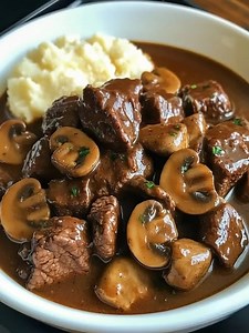 Beef Tips with Mushrooms (Slow Cooker or Instant Pot) Ingredients: 3 tablespoons butter 2 lbs sirloin beef tips 2 tablespoons all-purpose flour 1 white onion, diced The rest of the recipe is in FIRST (C.O.M.M.E.N.T) 👇 Enjoy ❤️ 👇👇👇 | Delicious Discoveries