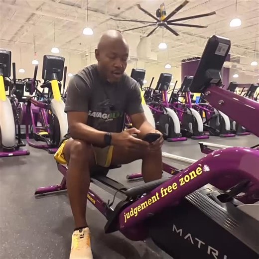 🔥 New Rowing Workout Drop! 🔥 The rowing machine is one of the most underrated tools in the gym—and this workout proves why👇🏾 🚣 Why row? • Full-body workout (legs, core, back, arms—yes, all of it) • Low-impact on the joints but high calorie burn • Boosts cardio endurance and muscular strength at the same time • Improves posture and core stability ✨ Perfect for beginners AND advanced • Beginners: easy to learn, low impact, and you control the pace • Advanced: crank up the resistance, intensit