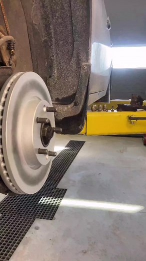 Woh minute! ✋ Tu pensais que ça se faisait aussi? 👀 Comprends pourquoi ce n’est pas nécessaire ici 👉 https://bit.ly/youtube-transit-pro-tip #transit #autoparts #piece #auto #frein #rotor #entretien #nettoyage #cleaning #rouille #rust #corrosion #protection #tuto #tutorial
