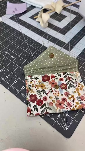 🎄 Handmade fabric coin purses = the perfect Christmas gift idea! 🎁 Beginner-friendly sewing pattern, customizable for any style. Which one is your favorite? Let me know! 🧵 Video by SewStinkinCreative ✨ #handmadegifts #DIYChristmasGifts #SewingProjects #BeginnerSewing #SewingForBeginners #FabricCrafts #SewingTikTok #GiftIdeas2024 #SmallBusinessSupport #CreativeDIY | Sharon Green