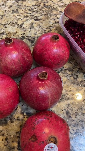 How to deseed a pomegranate #pomegranatehack #pomegranate #persianmom #pomegranateseeds