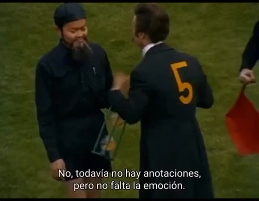 Daniel Iorio on Instagram: "EL CAFÉ DE LAS 5 PRESENTA MUNDIAL DE FÚTBOL FILOSÓFICO EN CLAVE DE HUMOR En el vasto universo del humor absurdo, pocas piezas alcanzan el nivel de genialidad conceptual que Monty Python logró con The Philosophers’ Football Match, el célebre sketch donde la selección alemana de filosofía se enfrenta a la griega en un supuesto “mundial” deportivo. Lo que podría haber sido un chiste de una sola línea —filósofos jugando al fútbol— se convierte, bajo la pluma y el ingenio 