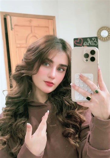 Fun Pop-It Toy Demonstration with Curly Hair Trendsetter