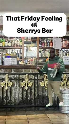 That face when you realise it’s FRIDAY 😆🍻 On holiday in Benidorm? Come start your weekend at Sherry’s Bar in the Old Town ☀️🇪🇸 Cold drinks, homemade food and a proper home-from-home vibe 🍺🍔 Everyone’s welcome — tourists, couples, families, groups 😄 📞 Book a table: 34 966 80 38 96 💬 Or message us on the Facebook page Sherrys Bar – your home in Benidorm since 1977 🏠 The Friday feeling starts right here 🍻