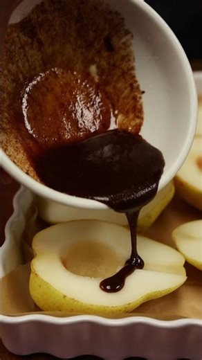 Cinnamon Baked Pears! This recipe is insanely good and so easy to make. Full recipe in description!