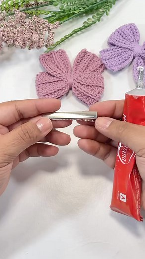 Moño o lazo tejido a crochet 🧶🎀 fácil y rápido de realizar. Tutorial en el primer comentario ✨ #tejiendo #Hilaza #tejedoras #ganchillo #tejeresmisuperpoder #moñotejido | Jesuecrochet