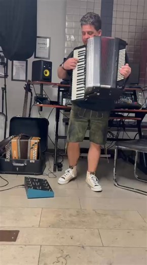 Neuigkeiten von SiMPL Technology! Ralf spiel mit Herz, nämlich mit Herzing. Den unerreichten Klangregistrierungen von Gerd Herzing und auch dem speziell dafür gemachen Soundboard. Auch dieses Soundboard ist in der FAST-Technology für Euch entwickelt, um ein sehr präzises und unvergleichliches Spiel- und Hörvergnügen zu erreichen. Durch die jahrzehntelange Erfahrung von Gerd Herzing ist es möglich, u.a. Blasmusik so zu spielen und vor allem so zu erleben wie es hier Ralf tut. Natürlich geht das n