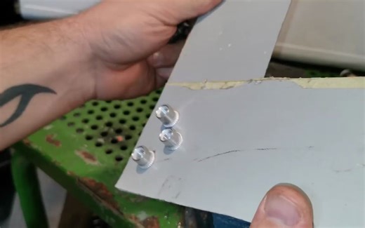 如何在没有昂贵工具的情况下安装Rivnuts，铆钉螺母或螺母