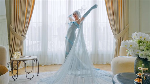 Las últimas pruebas del vestido de novia de Chloë Grace Moretz y Kate Harrison en el atelier de Louis Vuitton en París