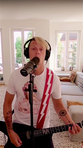 Nessun Dorma meets Rock #thedarktenor #paulpotts #nessundorma #puccini #guitar #espguitars #guitartok #metalhead #pavarottiandfriends #musical #music #singer | The Dark Tenor