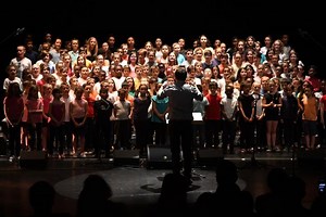 150 élèves des classes de CE2, de CM1 ou de CM2 des écoles de Guéret étaient réunis sur scène