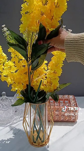 Rekomendasi Vas Bunga Aesthetic untuk Dekorasi Meja