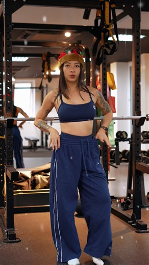 Hana Giang Anh (DJ Hana G) on Instagram: "Pull Day - Ngày tập lưng. Tập lưng sẽ hiệu quả nhất khi bạn đi gym vì nó cần nhiều bài dây kéo, nhưng nếu chỉ có Dumbbell hoặc tập Group-x thì mọi người có thể tập trung vào các bài như Bent Over Row, Single Arm Bent Over Row,... Thực sự đoạn cuối đi bộ chán quá nên mình đã tắt máy và ra ngoài đi bộ 3km đi về nhà haha. Như vậy vui hơn đi máy nhiều. Luôn mặc: @hanalabel_activewear Mình nhận thiết kế Thực Đơn và Lịch Tập Online cho chị em phụ nữ nhaaa 👉🏼