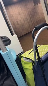 😱 Il la frappait en plein métro… et personne ne bougeait...Un homme s’en prend violemment à sa femme dans une rame bondée à Paris.Un passager intervient, lui demande plusieurs fois d’arrêter.À l’arrêt suivant, il n’hésite plus : il le force à descendre du train pour la protéger 👏