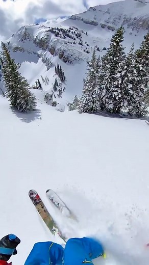 @slope.world | @o_leeps with this insane clip🤩 - Follow for the best skiing and snowboarding videos on the internet! Funny moments, fails and beautiful... | Instagram