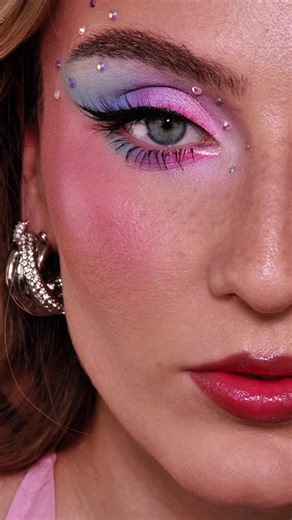 Had to jump on this trend too😂💖 ib @Anastasia 💖 I also filmed the eyeshadow tutorial for you 🤗 Key products: @make_up_factory Velvet Lifting Foundation & Fake Lashes @bperfectcosmetics @purishcom Interstellar Eyeshadow Palette @karlacosmetics Loose Eyeshadows in Velvet Dreams and Lazy bones #makeup #festivalmakeup #colorfulmakeup #makeuptransition #makeupinspo