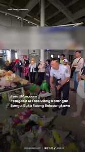 Petugas PT Kereta Api Indonesia (KAI) merapikan dan menata ulang karangan bunga duka yang terus berdatangan di Stasiun Bekasi Timur, Jumat (1/5). Karangan bunga tersebut merupakan bentuk belasungkawa dari masyarakat atas insiden kecelakaan yang terjadi sebelumnya. Penataan dilakukan untuk menjaga kerapian sekaligus mengatur posisi bunga agar tersedia ruang bagi kiriman lainnya yang terus berdatangan. Petugas tampak sigap memindahkan dan menyusun ulang karangan bunga di sejumlah titik area stasiu