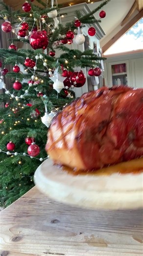 SLOW COOKER HAM 🤩 Christmas just isn't Christmas without a juicy melt in the mouth ham, a guaranteed crowd pleaser, and the leftovers....OH MY... delicious 😋 Comment "recipe please" below to get the recipe, OR google "tamingtwins slow cooker ham' Enjoy! #mulledwine #christmas #slowcooker #slowcookerrecipe #crockpotrecipe | Taming Twins - Fuss Free Family Food