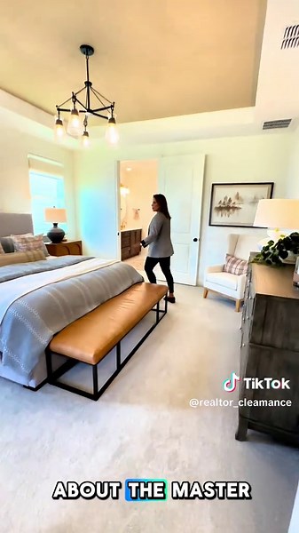 🚨 Mount Dora Hidden Gem! Just 40 minutes from Disney, the airport, and Downtown Orlando! Live near the Chain of Lakes, enjoy lakeside restaurants, charming downtown shops, and scenic boat tours 🛥️🌅 🏡 New construction homes starting from the low $400Ks to $600Ks 📐 From 1,700 to over 4,000 sq ft 🛏️ 3 bedrooms | 🛁 2.5 bathrooms | BONUS flex space in the master suite 🍽️ Open-concept kitchen & living area — perfect for entertaining! ✨ Community amenities: ✔️ Resort-style pool & clubhouse ✔️ H