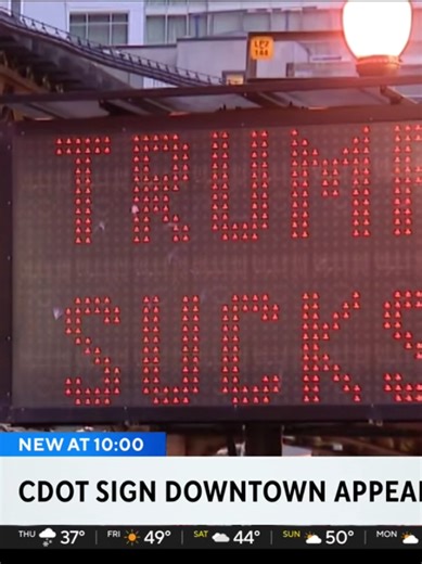 It appears someone hacked into a Chicago Department of Transportation traffic sign in the Loop to display vulgar messages about President Trump and U.S. Immigration and Customs Enforcement. #ICE #DonaldTrump #ChicagoLoop #Chicago #freedomofspeech