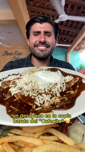 Fuimos por recomendación a la copia chafa del Cafecito, “Dan’s Café Deluxe” en Puerto Escondido, Oaxaca. Hasta los menús son idénticos. El sazón pésimo. Una basura. Sus enmoladas regulares, pollo sin sabor. La burger del asco, carne seca, tocino casi quemado. Es barato, pero sin calidad. #foodie #foodies #foodiesofinstagram #instafoodie #food #foodporn #foodphotography #foodstagram #desayuno #breakfast #mole #burger #danscafedeluxe #elcafecitopuertoescondido #puertoescondido #puertoescondidooaxa