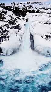 Aldeyjarfoss is where glacial force meets lava rock drama! ❄️🌋 This waterfall crashes down through a wall of black basalt columns, creating a wild contrast of snow, ice, and volcanic stone. Pro tip: It’s more remote than most — a 4x4 is recommended in winter conditions! 🚙 | Guide to Iceland