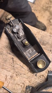 Thought I'd share a bit about my Veritas low angle block plane and how its clever adjustment. I use this one a lot for seat edges and spindle deck, shaping and smoothing the arms and those wide faces on the legs. It has a good heft and adjustable throat to minimise tear out. If you're in the market for a solid little block plane you'll not go far wrong with this one. @veritas_tools #veritas #blockplane #woodworking | Dave Cockcroft