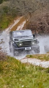 | EMC 212 Il 212 ha uno stile molto classico che ricorda da vicino la Jeep Wrangler. Misura 4,7 metri con passo di 2,86 metri e rinuncia a qualsiasi forma di elettrificazione: nel cofano troviamo infatti un classico 2.0 litri turbodiesel da 166 CV con trazione integrale e cambio automatico otto marce completo di ridotte e differenziali bloccabili: il consumo medio è di 8,5 l/100 km e 244 g/km. Continua su Quattroruote.it e sul nostro canale YouTube! 🎤 @caporaletony | Quattroruote