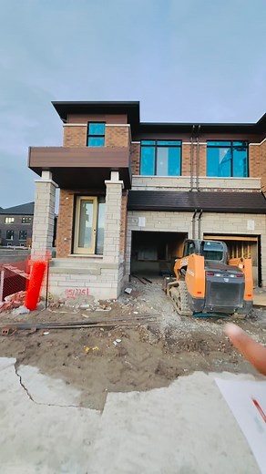 LEFTOVER BUILDER INVENTORY – Stressed Sale Alert in Whitby! We just unlocked a rare opportunity: **3 & 4 bedroom semi-detached homes in Whitby, up to 💰$100,000 BELOW current market value. Early 2026 closings available. If you’re living in Toronto condos or tight townhomes and need more space, bigger backyard, better lifestyle, this is your moment. These deals are perfect for IT professionals, working-class families, truckers, finance, nurses, teachers looking to upgrade smartly without overpayi