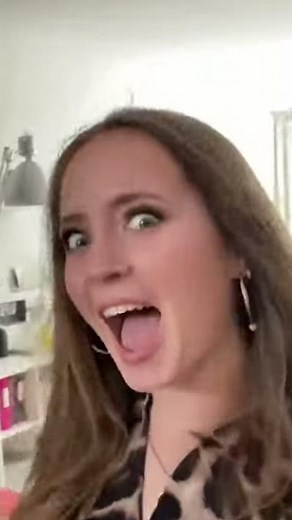 Influencerin steht geschminkt und perfekt gestylt auf. perfekt digga