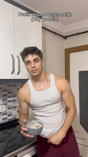 Talha Çoklar | Ara öğün için muazzam bir tarif -quark -süt -whey protein -karışık orman meyvesi -bitter çikolata -doğal bal -şekersiz fıstık ezmesi... | Instagram