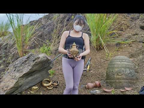 360 Days: A Girl Discovers Ancient Treasure Forgotten Underground - Treasure Hunter