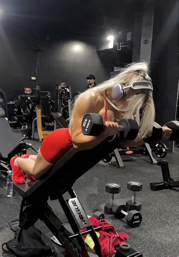 One of the most underrated bicep exercises imo 🤏🏼 #bodybuilding #fyp #weightlifting #tooshortforthisbench