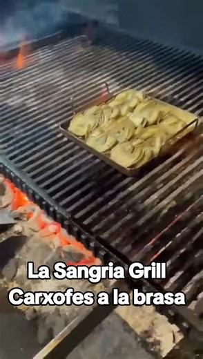 🔥🥬 Carxofes a la brasa – Sangria Grill Andorra 🥬🔥 A la Sangria Grill Restaurant, al cor de Meritxell, les nostres carxofes a la brasa són una autèntica delícia. Cuinades al foc de llenya real, conserven tota la seva textura tendra de les millors carxofes del Prat de Llobregat i el sabor intens que només la brasa pot donar. Un plat saludable, saborós i amb l’essència de la cuina mediterrània. Però les carxofes són només el començament… 🥩 Som reconeguts com un dels millors restaurants de carn