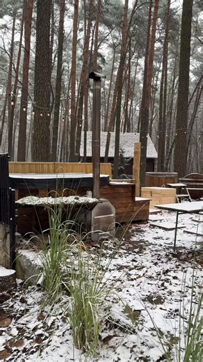 Jacuzzi to nie tylko przyjemność — to prawdziwy reset dla ciała i głowy. Sprawdź, co daje ta chwila relaksu: 🌿 Rozluźnia mięśnie i stawy – idealne po długim spacerze lub aktywnym dniu. 🌿 Redukuje stres – ciepła woda i masaż wodny wyciszają i uspokajają. 🌿 Poprawia krążenie – wspiera regenerację i dodaje energii. 🌿 Pomaga lepiej spać – po takim relaksie zasypia się szybciej i głębiej. 🌿 Tworzy wyjątkowy klimat – idealne na romantyczny wieczór lub spokojny odpoczynek. 🌿 Daje poczucie luksusu