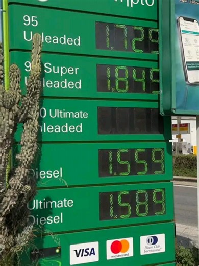 ⛽ Με την τιμή της βενζίνης να έχει πάρει ήδη την ανηφόρα και τις εκτιμήσεις να κάνουν λόγο ότι μπορεί να εκτοξευτεί έως και τα δύο ευρώ κινείται η αγορά των καυσίμων μετά τον πόλεμο που έχει ξεσπάσει στη Μέση Ανατολή. Διαβάστε περισσότερα στο newsit.gr 🔗 🎥: @konstantinoschalkos #newsitgr #βενζίνη #ΜέσηΑνατολή #ανατιμήσεις