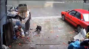 375K views · 1.3K reactions | #EnRedes | ROCA GIGANTE DESTRUYE CASA Y COCHE EN BAGUIO, FILIPINAS. Una enorme roca se desprendió de la montaña y aplastó una casa y un coche en Camp 7, Kennon Road, Baguio City, a la 1:15 p. m. del sábado 19 de julio de 2025. Afortunadamente, no hubo heridos, aunque se reporta la pérdida de una mascota. El oficial de gestión de riesgos Charles Bryan Carame confirmó que el área ya fue asegurada por las autoridades. | Sensor Informativo | Facebook