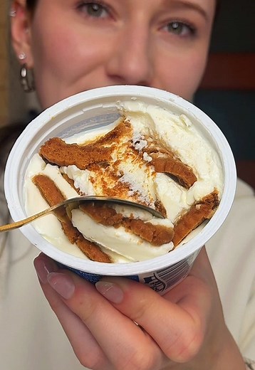 Jogurtowy deser z ciastkami – przepis na viralowy hit!