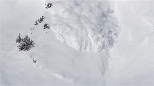 "Pas d’une coulée de grande dimension" : l’employé enseveli par une avalanche en Andorre toujours en soins intensifs