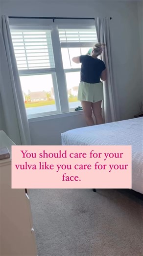 You should care for your vulva like you care for your face. ⬇️ We’ve got 10-step nighttime skincare routines, gua sha stones, and serums that cost more than our rent… But when it comes to the portal of our quality of life — the vulva? Neglected. Over-scrubbed. Suffocated in synthetic fabrics and bubblegum-scented soap. 😳 Let’s get a few things straight: 🧼 Warm water only 🧴 Gentle, fragrance-free soap on the OUTSIDE only 🚫 NOTHING on the inside — she’s a self-cleaning oven. And babe, you are 