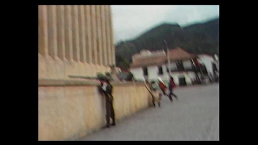 🎬 ¡Gran estreno: “Fragmentos de otra historia”! HOY 12 de noviembre, a las 8:00 p.m., Colombia será testigo del lanzamiento de un documental que revela archivos audiovisuales y sonoros inéditos sobre la toma y retoma del Palacio de Justicia. A través de la mirada de cuatro mujeres víctimas, la producción confronta la memoria oficial con los registros preservados por Señal Memoria, abriendo nuevas preguntas sobre la verdad y la justicia. | Señal Colombia